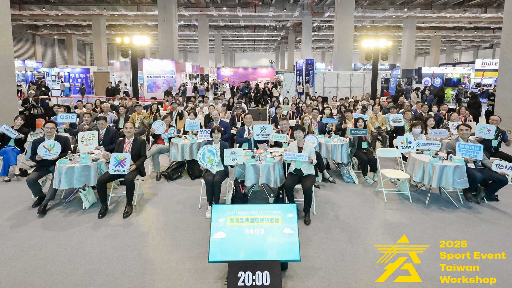 (圖)The Sports Administration's “2025 SET Workshop Launch Forum” invites domestic and international experts and scholars to share case studies on organizing and promoting international events using a forum method.